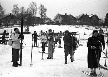 Bildet viser&amp;#160;sivilbefolkning på ski i 1940. Les mer om&amp;#160;hva fritiden ble brukt til&amp;#160;under krigen .&amp;#160;Foto: Ingvald Møllerstad/Aftenposten/NTB Scanpix