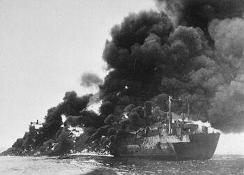 Den norske handelsflåten ble brukt i forsyningstjenesten til de allierte armeer. Konvoier med norske skip ble derfor hyppig angrepet. Et norsk skip er truffet av en U-båt-torpedo og står i brann. Les mer om hvordan andre verdenskrig påvirket norsk økonomi . Foto: NTB scanpix