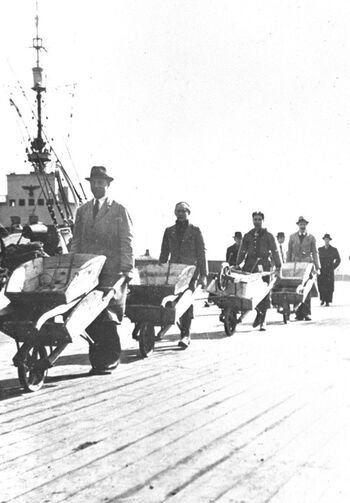 Fotografiet viser trillebårer som er i ferd med å bli&amp;#160;eksportert til Tyskland: Oslo havn, våren 1940. Les mer om hvem som tjente og tapte på krigen .&amp;#160;Foto: NTB scanpix