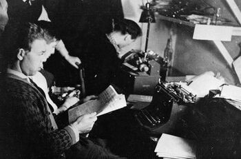 Andreas Riis og Petter Moen i arbeid med avisen London-Nytt. Moen ble arrestert i februar 1944, og omkom under fangetransport til Tyskland. Les mer om de illegale avisene under krigen . Foto: NTB scanpix