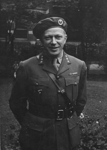 Leif Tronstad var kjemiprofessor og ble militært kurset i Skottland og oppnådde kapteins grad. Her er han avbildet i kapteinsuniform. Senere fikk han majors grad. Tronstad var ekspert på tungtvann og hjalp til&amp;#160;med&amp;#160;planleggingen av aksjonen mot&amp;#160;fabrikken på Rjukan. Les mer om kunnskapsoverføringen mellom norske og utenlandske fagfolk under krigen .&amp;#160;Foto: NTNU – Universitetsbibiloteket, Leif Tronstads arkiv