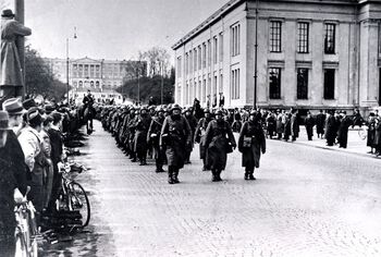Tyske tropper marsjerer på Karl Johans gate ved universitetet. Les mer om overfallet av Norge 9. april 1940 . Foto: NTB scanpix