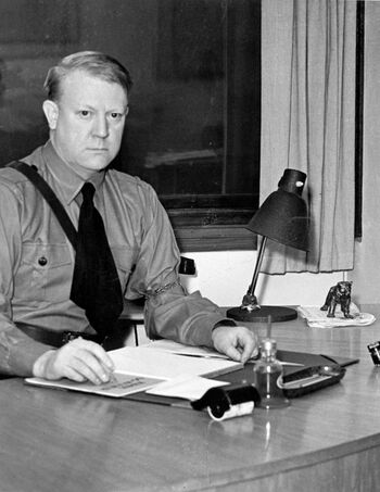 Vidkun Quisling utropte seg selv til statsminister over radioen om kvelden 9. april 1940. Han ble tvunget til å trekke seg få dager senere, men fra 1942 ledet han okkupasjonsregjeringen. Her er han fotografert på sitt kontor i Oslo Rådhus, november 1940. Les mer om overfallet av Norge . Foto: NTB scanpix
