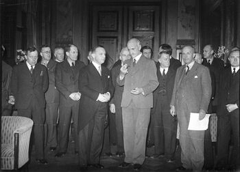 Administrasjonsrådet ledet styringen av det okkuperte Norge fra 15. april til 25. september 1940. Her med formann fylkesmann Ingolf Elster Christensen i midten. De andre medlemmene av rådet var Jens Bache-Wiig, Andreas Diesen, Ole F. Harbek, Gunnar Jahn, Rasmus Mork og Didrik Arup Seip. Les mer om kupp, forhandlinger og nyordning i det okkuperte Norge . Foto: Riksarkivet