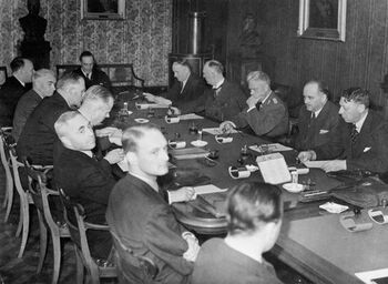 Terboven erstattet administrasjonsrådet, det øverste norske sivile styringsorganet i det okkuperte Norge,&amp;#160;med et råd av «kommissariske statsråder». Her har de sitt første møte. Oslo 26. september 1940. Les mer om kupp, forhandlinger og nyordning under okkupasjonen . Foto: NTB scanpix