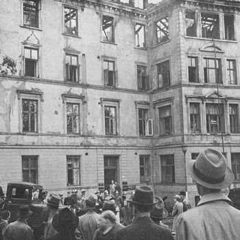 Hjemmefronten gjorde flere aksjoner våren 1944 for å stanse mobiliseringen av unge menn til arbeidstjeneste. Mistanken var at dette ville være første steget mot å sende disse til krigstjeneste, og natten mellom 4. og 5. mai planla hjemmefronten aksjoner mot tre lokaler i Oslo for å ødelegge arkivene til arbeidstjenesten. Aksjonen mot innrulleringskontoret i Wergelandsveien 3 ble avbrutt, men bare få dager senere, 21. mai, brant bygården, trolig av tilfeldige årsaker. Bildet er tatt samme dag som brannen. Les mer om motstanden mot okkupasjonsmakten . Foto: NTB scanpix