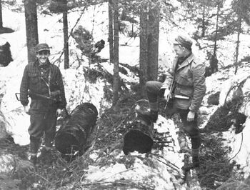 Over 1100 flygninger over Norge fra alliert side understøttet Milorg . Her et flyslipp i skogen i Sigdal vinteren 1945. Les mer om motstanden mot okkupasjonsmakten . Foto: NTB scanpix