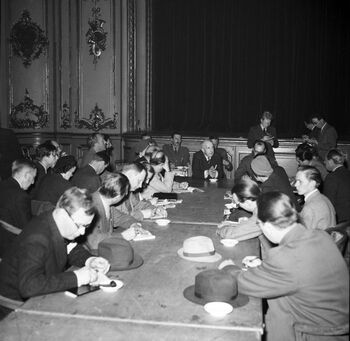 Høyesterettsjustitiarius og leder for Hjemmefrontens ledelse Paal Berg møter pressen for første gang på Grand Hotel 16. mai 1945. Les mer om motstandsarbeidet under krigen . Foto: NTB scanpix