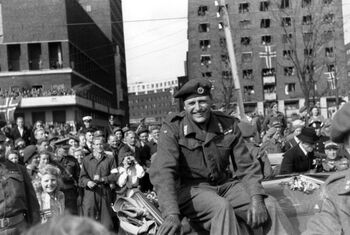 Kronprins Olav ankom Oslo den 13. mai. Her ved Rådhusplassen. Les mer om frigjøringen av Norge i 1945 .&amp;#160;Foto: NTB scanpix