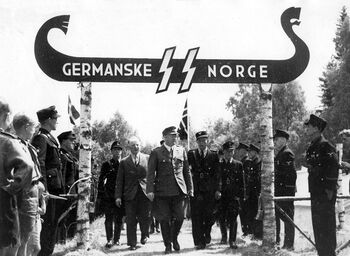 Fotografiet er tatt under Borrestevnet i 1943, en&amp;#160;markering for Germanske SS Norge. Les mer om nordmenn i SS’ raseideologi . Foto: Riksarkivet, RA/PA-0750/Gk/0001(album)1115