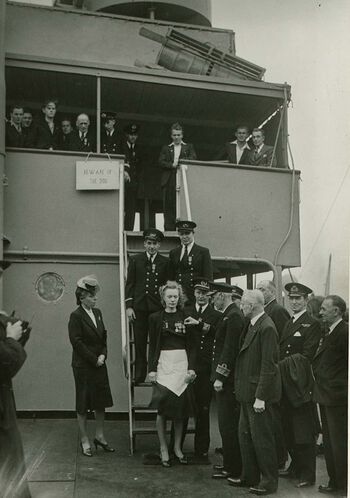 Blant sjøfolkene som ble hedret for sin innsats under krigen finner vi flest menn, men også noen kvinner. Her mottar Margit Johnsen, messejente på M/S Talabot, British Empire Medal av admiral J.S. Ritchie. Talabot gikk i konvoi fra Alexandria til det okkuperte Malta, en såkalt selvmordskonvoi, i mars 1942, og var under kraftig luft- og sjøangrep både under overfarten og ved ankomst. Modige Malta-Margit, som hun ble kalt, hadde opplevd sitt første forlis allerede i juni 1940 og serverte mannskapet uanfektet under de voldsomme angrepene. Hun og kapteinen var de siste som gikk i land ved ankomst i Valetta. Les mer om sjøfolk i&amp;#160;handelsflåten under krigen .&amp;#160;Foto: ukjent/Riksarkivet, PA-1209 NTBs krigsarkiv