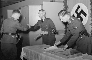 Medaljer deles ut av rikskommissær Josef Terbovens til medarbeidere i reichskommissariat, 2. februar 1942, dagen etter statsaktseremonien på Akershus festning. Foto: NTB krigsarkviet, Riksarkivet- RAFA3309_37_1