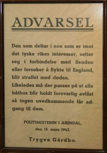 Advarselsplakat signert politimeisteren i Arendal, Trygve Gårdbo. Gårdbo melde seg inn i NS i 1940 og var politimeister i Arendal i perioden 1942–1944. Les meir om norsk&amp;#160;politi under andre verdskrig .&amp;#160;Foto: Aust-Agder museum og arkiv&amp;#160;– KUBEN