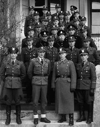 Norske politimenn ved tilbakekomst frå politikurs i Berlin, 1942. Les meir om norsk politi under andre verdskrig . Foto: ukjent/Norsk Hjemmefrontmuseum