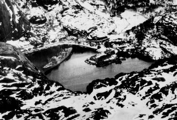 Det tyske støtteskipet Altmark fotografert av Royal Air Force i Jøssingfjorden. Den britiske jageren Cossack seilte inn i fjorden etter å ha trosset forbud fra en norsk torpedobåt, og de britiske fangene ombord på Altmark ble befridd. Les&amp;#160;mer om&amp;#160; årsakene til&amp;#160;at Hitler angrep Norge .&amp;#160;Foto: NTB scanpix
