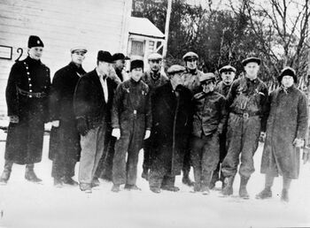 Norske lærere motsatte seg nazifiseringsforsøk, og mange ble arrestert.&amp;#160;Her er lærere&amp;#160;på tvangsarbeid i Kirkenes våren 1942. Les mer om holdningskampen mot nazismen . Foto: NTB scanpix