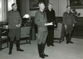Josef Terboven forfremmer Vidkun Quisling til ministerpresident på Akershus slott 1. februar 1942. Les mer om nyordning og nazifisering av det okkuperte Norge . Foto: Riksarkivet/RA/PA-0750/H/0002/1017