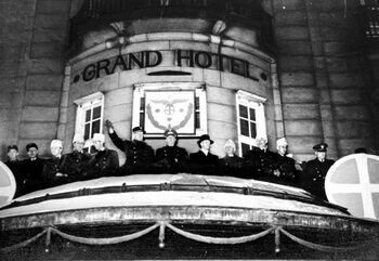 Vidkun Quisling vinker til fakkeltoget på Karl Johan fra balkongen på Grand Hotel etter å ha blitt utnevnt til ministerpresident for en ren NS-regjering 1. februar 1942. Les mer om nazifiseringen av det norske samfunnet under krigen .&amp;#160;Foto:NTB Scanpix