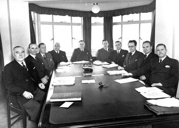 Den norske regjeringen i London, med statsminister Johan Nygaardsvold i midten, fotografert i 1940. I&amp;#160;oktober 1941 vedtok eksilregjeringen å gjeninnføre dødsstraff. Les mer om dødsstraff under rettsoppgjøret etter krigen .&amp;#160;Foto: NTB scanpix