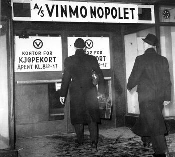 Fra januar 1941 ble det utstett egne kjøpekort for brennevin og vin . For å få kortet måtte man sende inn skriftlig søknad. Man måtte også kunne dokumentere alderen sin og betale én krone i administrasjons­gebyr. Kortene ble utstett på egne kontorer drevet av Vinmonopolet eller av politiet. Foto: NTB scanpix