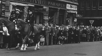 Grytidlig en torsdags morgen 24. august 1944 møtte flere hundre mennesker opp utenfor et polutsalg i Oslo som hadde annonsert utsalg av 400 flasker "kvalitetsvarer". Politiet var på stedet og så seg nød til å arrestere mange av de fremmøtte. Bildet er hentet fra Filmavisen .