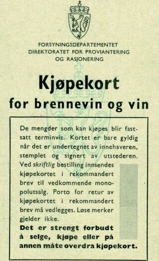Slik så forsiden av kjøpekortet for brennevin og vin ut. Deler av baksiden var delt inn i firkantede «merker» med forskjellige koder. De forskjellige kodene viste til ulike varer, og når man brukte et merke ble det klippet av kortet. Foto: ukjent/Drammens tidendes