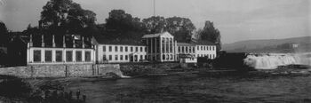 Den statlige våpenfabrikken ble opprinnelig lagt til Kongsberg i 1814 fordi dårlige tider ved sølvverket gjorde mange arbeidsledige. Dette fotografiet er fra rundt 1930. Les om Kongsberg Våpenfabrikks samarbeid med den tyske okkupasjonsmakten under andre verdenskrig . Foto: Jenny Arnesen/Norsk Folkemuseum/ CC PDM
