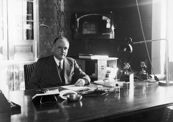 Erling Sandberg var kommissarisk statsråd og finansminister i perioden 1940–1942. Bildet er tatt 3. september 1940. Les om hvordan den tyske okkupasjonsmakten ble finansiert av Norges Bank . Foto: NTB scanpix