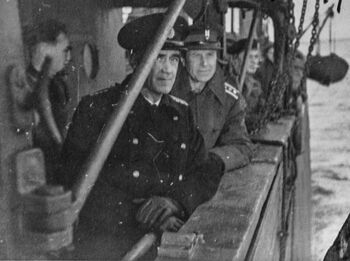 Norske soldater ombord på et sovjetisk skip i Petsamofjorden i november 1944. Soldatene kom fra de norske styrkene i Storbritannia og var på vei til Finnmark. Kommandørkaptein Erling Hostvedt til venstre og oberst Arne Dagfin Dahl i midten. Les mer om den sovjetiske frigjøringen av Finnmark i&amp;#160;oktober 1944 .&amp;#160;Foto: Ole Friele Backer/NTBs krigsarkiv, Riksarkivet/ CC BY-SA