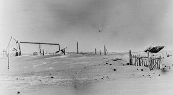 Ett av de nedbrente gårdsbrukene i Kautokeino, november 1944, etter tyskerne brukte brent jords taktikk i Finnmark og Nord-Troms høsten 1944. Kautokeino var blant de større stedene som ble brent ned. Foto: Ole Friele Backer/Riksarkivet, PA-1209 NTBs krigsarkiv/ CC BY-SA