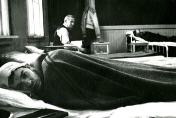 Byåsen skole i Tronheim ble brukt til mottak av tvangsevakuerte fra Finnmark og Nord-Troms høsten og vinteren 1944–45. Skolen ble også brukt som reservesykehus. Foto: ukjent/Tronheim byarkiv/ CC BY-SA