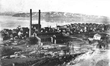 Etter det tyske angrepet på Sovjetunionen ble Kirknes var en viktig forsyningshavn for de tyske styrkene og dermed også et viktig bombemål for Sovjet. Her ser vi deler av Kirkens sentrum i 1930. Foto: ukjent/ Grenselandsmuseet/ CC BY NC ND