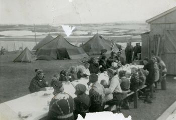 17. mai-feiring ved feltsykehuset i Kautokeino 1945. Bildet er tatt av sykepleieren Marie Lysnes. I tillegg til å utføre sin sykepleiergjerning, dokumenterte hun med sine fotografier hvordan det ble forsøkt å gi et helsetilbud under svært krevende forhold under gjenreisningen der blant annet bortblåsing av operasjonstelt og sprening av landminer var en del av hverdagen. Foto: Marie Lysnes/Riksarkivet