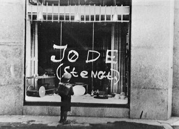 Antisemittisk propaganda og slagord skevet på jødiske butikkvinduer i Oslo i mars 1941. Les om deportasjonen av de norske jødene under krigen .&amp;#160;Foto: NTB scanpix