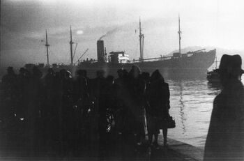 Det tyske skipet Donau tok 529 norske jøder til utryddelsesleirene. Bildet er tatt ved Amerikalinjens kai, utenfor sperringene til Utstikker 1. Det er tatt idet båten forlater Oslo.&amp;#160;Les mer om deportasjonen av de norske jødene . Foto: Georg W. Fossum/NTB scanpix