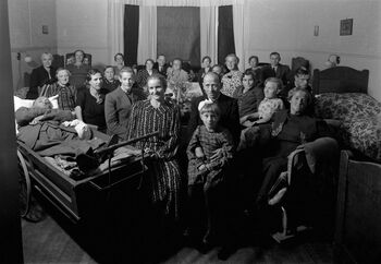 Beboere på Østlandske vanførehjem ved Hamar i september 1941. Med innføringen av NS-regimets steriliseringslov stod alle som kunne ventes å føde barn med det lovteksten definerte som «legemlige og sjelelige svakheter» i fare for å bli tvangssterilisert. Les mer om sterilisering under hakekorset . Foto: Nordmann/Domkirkeodden
