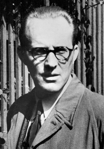 «Osvald» (Asbjørn Sunde), fotografert i 1954. Asbjørn Sunde ledet en sabotasjeorganisasjon som startet sabotasje alt i juli 1941. Fra 1942 til våren 1944 samarbeidet han med Kommunistpartiet med status som partiets sabotasjeleder. Les mer om kommunistenes sabotasje mot tyskerne . Foto: Aktuell/NTB scanpix