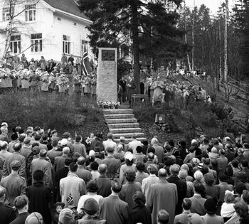 Etter krigen blei en bauta reist på Årvoll, til minne om Rolf Wickstrøm og Viggo Hansteen, to av Landsorganisasjonens medlemmer som&amp;#160;ble henrettet&amp;#160;etter en stor streik i 1941.&amp;#160;Bildet er tatt under en bekransning av bautaen i 1955. Les mer om hvorfor Hansteen og Wickstrøm ble henrettet . Foto: Børretzen/Pagano/Aktuell/NTB scanpix