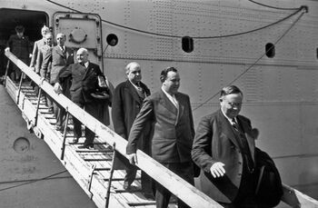 31. mai 1945 kom den norske London-regjeringa til Oslo med det britiske passasjerskipet «Andes». Her går regjeringa i land, med statsminister Johan Nygaardsvold i spissen, deretter utenriksminister Trygve Lie, stortingspresident C. J. Hambro, etterfulgt av statsrådene Hans Ystgaard, Nils Hjelmtveit og Olav Hindahl. Få dager senere gikk regjeringa av, men Trygve Lie fortsatte som utenriksminister i den nye regjeringa. Les mer om overgangen til en ny regjering etter krigen . Foto: Aftenposten/NTB scanpix