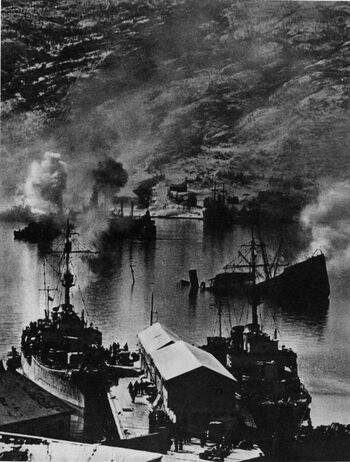 Britiske styrker angriper tyske stillinger i Vestfjorden i Narvik 12. mai 1940. Les mer om slaget om Narvik . Foto: NTB scanpix