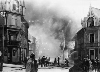 Brann i Narvik etter tysk flyangrep 1. juni 1940. I alt 165 bygninger ble ødelagt under slaget om Narvik, men kun et titalls mennesker ble drept eller såret: Innbyggerne hadde evakuert byen. Les mer om slaget om Narvik i 1940 . Foto: NTB scanpix