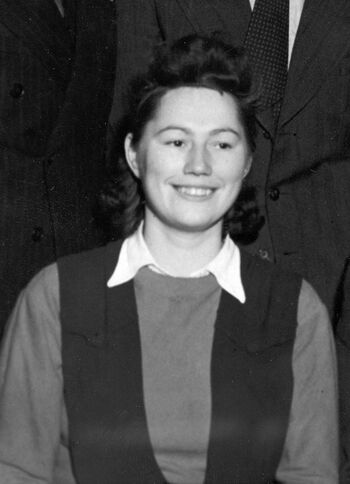 Leikny Karlsen ble skutt i armene og&amp;#160;arrestert&amp;#160;under tyskernes&amp;#160;store aksjon mot kommunistene i 1944, Operasjon Almenrausch. Etter arrestasjonen ble hun fraktet til sykehuset på Hov i Søndre Land. Hov var tilfeldigvis Karlsens hjembygd. Ryktene om at Leikny lå på sykehuset nådde dermed hennes brødre, som hjalp henne å rømme. Les mer om Operasjon Almenrausch . Foto: ukjent/Arbeiderbevegelsens arkiv og bibliotek