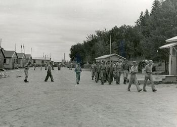 Norske flyktninger i Sverige ble først satt i arbeid, men fra 1943 ble de overført til militærtjeneste eller polititjeneste. Fra Thoresta-leiren i nærheten av Stockholm, 7. oktober 1944. Les mer om flukten fra Norge til Sverige . Foto: ukjent/Riksarkivet/RA/PA-1209/Uc/67/3/S5219