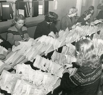 Hovedkartoteket ved det norske flyktningkontoret i Stockholm. Les mer om det norske flyktningsamfunnet i Sverige under krigen . Foto: Riksarkivet/RA/PA-1209/Uc/68/4/S 5608