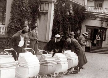 Lebensbornhjemmet på Hurdal Verk var det første av slike hjem i Norge og det første utenfor Tyskland. Det åpnet i august 1941, i lokaler som tidligere hadde blitt brukt som turisthotell. Les mer om hvordan tysk-norske krigsbarn ble behandlet av okkupasjonsmyndighetene . Foto: ukjent/Riksarkivet, Lebensborn, boks 108, RAFA2182U108_12