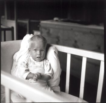 25. august 1944 beordret Hitler at alle tyske kvinner og barn skulle sendes «hjem» til Tyskland. Det inkluderte kvinner som hadde giftet seg med tyske soldater og barn som hadde en tysk far. Barn født utenfor ekteskap skulle adopteres bort i Tyskland. Les mer om norsk-tyske krigsbarn . Foto: Levende Historie/privat