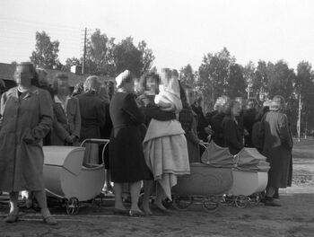Kvinner som hadde fått barn med tyske soldater var i en utsatt posisjon etter krigen. Dette fotografiet er tatt 4. juli 1945. Les mer om «tyskerjentene» under og etter krigen . Foto: NTB scanpix