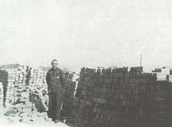 Dette er det eneste bildet av en norsk fange i Natzweiler før frigjøringen, tatt i skjul av en belgisk fangekamerat som hadde gjemt unna et fotografiapparat. Fangen er Jon Sølvberg, som lånte ut bildet til Kristian Ottosen i forbindelse med utgivelse av annenutgaven av Nordmenn i fangenskap 1940–1945 i 2004 (s. 51). Les mer om nordmenn i fangenskap under krigen . Foto: Privat