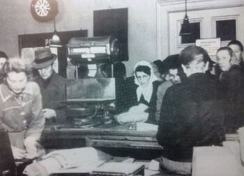 Ekspedering av pakkepost i trengselen på Bergen postkontor i 1944. Den økende postmengden under okkupasjonen bidro til at den daglige posthåndteringen lignet den man vanligvis hadde i juletider, het det i Nordisk Posttidsskrift. Foto: ukjent/Norges Postmuseum, Maihaugen