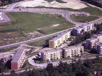 På 1950- og 1960-tallet flyttet mange nordmenn fra bygda til byene. Oslo fikk en særlig vekst, og mange endte opp i moderne forsteder, som her i Brattlikollen, med boligblokker bygget fra 1954‒1956. I de første årene utga boligsameie her til og med sin egen avis, Kollenytt. Bildet er tatt i 1962. Les mer om flukten fra landsbygda . Foto: Widerøes Flyveselskap AS/Oslo byarkiv/ CC BY-SA